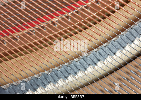 Nahaufnahme Detail der Klaviersaiten eines Flügels Stockfoto