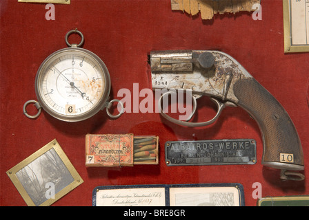 Armand Pinsard (1884-1953), eine Vitrine mit Kriegsgementos Wand-Vitrine mit zehn Mementos von Pinsards Luftsiegen, enthält vier Fotografien und eine Legende der nummerierten Objekte, die Flugzeuginstrumente und persönliche Artikel von gedessenen Piloten aufführen. Französische Chronometer (Auricoste, Paris) vor dem Absturz der Maschine von Kapitän Orthlieb, der am 21. August 1914 in der Nähe von Villers-les-Nancy den versehentlichen Tod von Leutnant Grandry zur Folge hatte. Eine Armbanduhr, eine Zigarettenschachtel, eine Lenkradsektion und die Ausweispapiere des deutschen Piloten Otto Bührle vom 7. Stockfoto