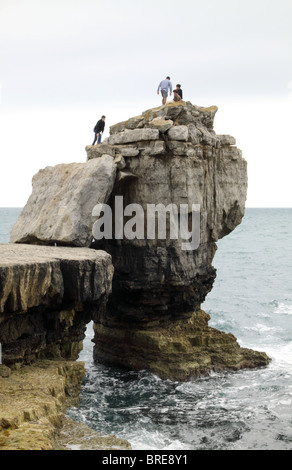 Abenteuerlustige Kletterer am Preikestolen bei Portland Bill auf der Isle of Portland Stockfoto