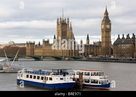 Tour Boote auf der Themse in der Nähe der Palast von Westminster (Parlament) und Big Ben Clock Tower (Elizabeth Tower) in London, England, UK. Stockfoto