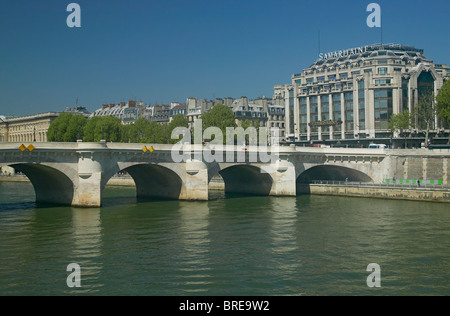 Pont Neuf (neue Brücke) Überbrückung Seineufer und das Kaufhaus Samaritaine, Paris Frankreich Stockfoto