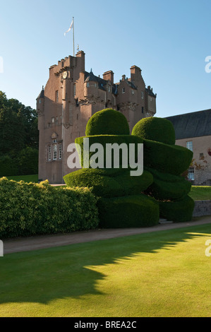 Das Crathes Castle aus dem 16. Jahrhundert, Banchory, Schottland, Großbritannien, ist berühmt für seine Gärten. Der Eibentopiar stammt aus dem Jahr 1702 Stockfoto