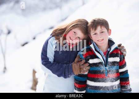 Porträt von zwei Kindern In Schneelandschaft Stockfoto