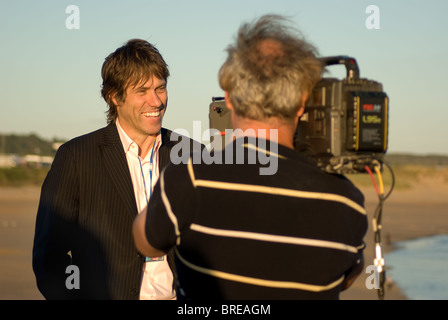 Komiker John Bishop Aufzeichnung einer Fernsehsendung in Porthcawl, Südwales, September 2010 (Elvis Presley Wochenende). Stockfoto