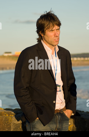 Komiker John Bishop Aufzeichnung einer Fernsehsendung in Porthcawl, Südwales, September 2010 (Elvis Presley Wochenende). Stockfoto