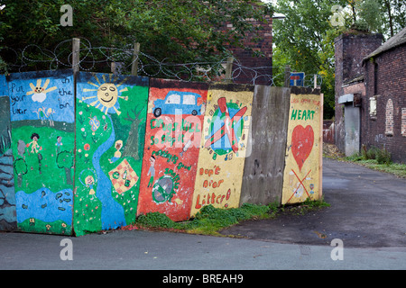 Bunte positiven Slogans und Nachrichten, gemalt von Jugendlichen auf Holzplatten in einem heruntergekommenen Gegend des Stoke-on-Trent, Großbritannien Stockfoto