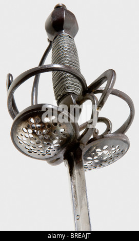 Ein etwa 1600 Jahre alter, sächsischen Rapier- und Dolchsatz. Ein Rapier mit einer zweischneidigen, dreikantigen Klinge aus abgeflachter hexagonaler Sektion und fullern auf beiden Seiten des oberen Drittels. Die Signatur in den fullern, die teilweise durch Reinigung weggetragen wurden. Geschwärzter Eisenknopfarnhilt mit einem fein durchbohrten, silbernen Doppelschalenschutz. Silberfarbene S-förmige, gebogene Quillone mit kleinen silbernen Finalen. Der Griff hat feine Eisendraht und Turk's Köpfe. Achteckiger Knauf mit silberner Oberplatte und seitlicher silberner Schraube. Länge 74 cm. Einen Dolch der linken Hand mit einer Bandklinge, gekürzte Klinge, Stockfoto