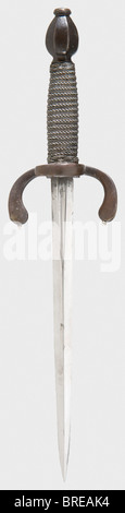 Ein etwa 1600 Jahre alter, sächsischen Rapier- und Dolchsatz. Ein Rapier mit einer zweischneidigen, dreikantigen Klinge aus abgeflachter hexagonaler Sektion und fullern auf beiden Seiten des oberen Drittels. Die Signatur in den fullern, die teilweise durch Reinigung weggetragen wurden. Geschwärzter Eisenknopfarnhilt mit einem fein durchbohrten, silbernen Doppelschalenschutz. Silberfarbene S-förmige, gebogene Quillone mit kleinen silbernen Finalen. Der Griff hat feine Eisendraht und Turk's Köpfe. Achteckiger Knauf mit silberner Oberplatte und seitlicher silberner Schraube. Länge 74 cm. Einen Dolch der linken Hand mit einer Bandklinge, gekürzte Klinge, Stockfoto