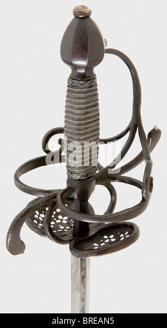 Ein etwa 1600 Jahre alter, sächsischen Rapier- und Dolchsatz. Ein Rapier mit einer zweischneidigen, dreikantigen Klinge aus abgeflachter hexagonaler Sektion und fullern auf beiden Seiten des oberen Drittels. Die Signatur in den fullern, die teilweise durch Reinigung weggetragen wurden. Geschwärzter Eisenknopfarnhilt mit einem fein durchbohrten, silbernen Doppelschalenschutz. Silberfarbene S-förmige, gebogene Quillone mit kleinen silbernen Finalen. Der Griff hat feine Eisendraht und Turk's Köpfe. Achteckiger Knauf mit silberner Oberplatte und seitlicher silberner Schraube. Länge 74 cm. Einen Dolch der linken Hand mit einer Bandklinge, gekürzte Klinge, Stockfoto