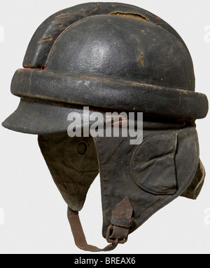 Ein Sturzhelm für deutsche Piloten, gestempelt mit einer Karosserie aus dunklem Leinen. Reste von Rot an Orten. Feldgraue Leinen-Ohrklappen und Nackenschutz (gestempelt 'F.L. B.1" und "1916") (Defekte am Rand des Halsschutzes). Eine Träne in den Kinnriemen. Lederfutter. Größe '56' eingestanzt. Historisch, historisch, 1910er, 20. Jahrhundert, Truppe, Truppen, Streitkräfte, Militär, Militaria, Armee, Flügel, Gruppe, Luftwaffe, Luftstreitkräfte, Objekt, Objekte, Stills, Clipping, Ausschnitte, herausgeschnitten, Ausschnitte, Ausschnitte, Helm, Helme, Kopfstück, Kopfteile, Utensil, Stück, Stockfoto