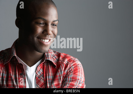 Modisch junge Mann tragen legere Kleidung im Studio Stockfoto