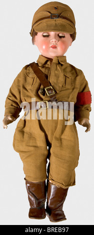 Eine Schildkröt-Puppe, mit einem musikalischen Mechanismus, der die Celluloidpuppe "Horst-Wessel-Lied" mit SA-Uniform und Kappe aus braunem Leinen, die Träger und Stiefel aus Kunstleder spielt. Im Nacken das Schildkröt-Logo "Deutschland" und die Zahl "40". Auf dem Bauch eine Taste für den musikalischen Mechanismus (noch funktionsfähig). Höhe ca. 44,5 cm. Im Original Schildkröt Karton, inkl. Außenverpackung. Versteckt in einem Kofferraum befindet sich ein Schreibmaschinenbrief der "Führerkanzlei der Gauleitung der Gauleitung" mit der Anweisung an Parteimitglied Niederberger, die Puppe speziell umwickeln zu lassen, wie ich, Stockfoto