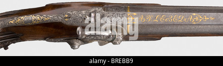 Ein gehacktes Paar feiner Schlagerpistolen, A.V. Lebeda in Prag, ca. um das Jahr 1840. Feiner Rosen-Damaskus-Ovalfässer, oben und unten abgeflacht, mit acht Rillen durchfetzten Bohrungen im Kaliber 11,5 mm, und vergossenen hinteren Sehenswürdigkeiten. An beiden Enden der Fässer waren Goldbänder eingelagert. Die Unterschrift 'A. V. Lebeda" und die jeweiligen Zahlen "1" und "2" werden in Gold über die Breschen gelegt. Fein gravierte Schnecken. Verstellbare Rückensehenswürdigkeiten an den Tangens. Schlösser haben eine feine, goldeingelegte Weingravur, jede Schleuse mit einer anderen Signatur, "Lebeda à Prag". Trigger festlegen. Halbe Aktien mit tendril dez, Stockfoto
