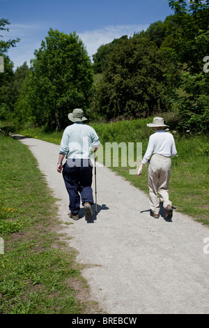 Paar zu Fuß entlang des Monsal Trail-Pfades in der Nähe von Bakewell in Derbyshire Peak District England Vereinigtes Königreich Stockfoto