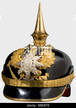 Ein Helm für Reservebeamte des III-Battalion des 7. Thüringischen Infanterieregiments Nr. 96 Lederschädel mit vergoldeten Grabbadebefestigungen, Linieneinheit Adler ohne Vaterländische Schriftrolle, Und der silberne Stern und das Wappen von Schwarzburg-Rudolf sowie das Landwehrkreuz mit dem Motto "es Gott für Fürst..." (Mit Gott für Fürst...), Offizierskakaden in Blau/Silber und die Kaisercockade. Braunes geripptes Seidenfutter. Die Vergoldung ist an allen Stücken noch gut erhalten. Der Helmschädel wurde wahrscheinlich retuschiert. Größe 56 1/2. Extrem seltener Helm, Stockfoto