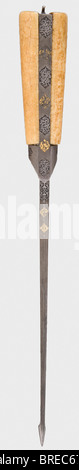Ein persischer Kard mit Schnitt und Gold-eingelegter Dekoration, Ende des 18. Jahrhunderts EINE schwere Wootz-Damaszener Klinge mit einem zurückgeschnittenen und verstärkten Punkt. Mit Meißeln und goldfarbenen Koran-Surahs auf beiden Seiten an der Blattunterseite. Die Rückseite trägt die Handschrift "Bâqir Werk". Wootz-Damaskus-Ferrule und Griffrahmen mit wechselndem Schnitt und goldeingelegten Koran-Surahs. Intakte kristalline Walross-Elfenbeingriffskalen. Länge 37,7 cm. Ein fast identischer Kard, signiert "Bâqir", wurde im Katalog der "orgenländischen Pracht", Ausstellung der TH, veröffentlicht. Stockfoto