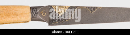 Ein persischer Kard mit Schnitt und Gold-eingelegter Dekoration, Ende des 18. Jahrhunderts EINE schwere Wootz-Damaszener Klinge mit einem zurückgeschnittenen und verstärkten Punkt. Mit Meißeln und goldfarbenen Koran-Surahs auf beiden Seiten an der Blattunterseite. Die Rückseite trägt die Handschrift "Bâqir Werk". Wootz-Damaskus-Ferrule und Griffrahmen mit wechselndem Schnitt und goldeingelegten Koran-Surahs. Intakte kristalline Walross-Elfenbeingriffskalen. Länge 37,7 cm. Ein fast identischer Kard, signiert "Bâqir", wurde im Katalog der "orgenländischen Pracht", Ausstellung der TH, veröffentlicht. Stockfoto