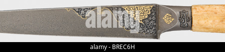 Ein persischer Kard mit Schnitt und Gold-eingelegter Dekoration, Ende des 18. Jahrhunderts EINE schwere Wootz-Damaszener Klinge mit einem zurückgeschnittenen und verstärkten Punkt. Mit Meißeln und goldfarbenen Koran-Surahs auf beiden Seiten an der Blattunterseite. Die Rückseite trägt die Handschrift "Bâqir Werk". Wootz-Damaskus-Ferrule und Griffrahmen mit wechselndem Schnitt und goldeingelegten Koran-Surahs. Intakte kristalline Walross-Elfenbeingriffskalen. Länge 37,7 cm. Ein fast identischer Kard, signiert "Bâqir", wurde im Katalog der "orgenländischen Pracht", Ausstellung der TH, veröffentlicht. Stockfoto
