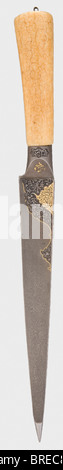 Ein persischer Kard mit Schnitt und Gold-eingelegter Dekoration, Ende des 18. Jahrhunderts EINE schwere Wootz-Damaszener Klinge mit einem zurückgeschnittenen und verstärkten Punkt. Mit Meißeln und goldfarbenen Koran-Surahs auf beiden Seiten an der Blattunterseite. Die Rückseite trägt die Handschrift "Bâqir Werk". Wootz-Damaskus-Ferrule und Griffrahmen mit wechselndem Schnitt und goldeingelegten Koran-Surahs. Intakte kristalline Walross-Elfenbeingriffskalen. Länge 37,7 cm. Ein fast identischer Kard, signiert "Bâqir", wurde im Katalog der "orgenländischen Pracht", Ausstellung der TH, veröffentlicht. Stockfoto
