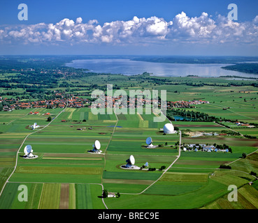 Satelliten-Bodenstation Raisting, Satellitenantennen, See Ammersee, Pfaffenwinkel, Oberbayern, Deutschland, Europa, Luftbild Stockfoto