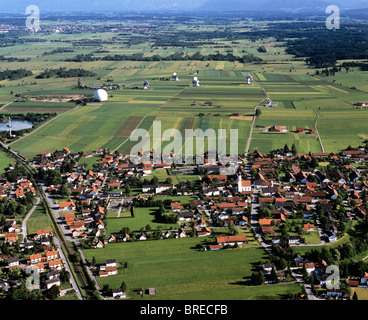 Raisting, Satelliten-Bodenstation, Satellitenantennen, Alpen, Oberbayern, Deutschland, Europa, Luftbild Stockfoto
