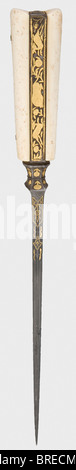 Eine goldeingelegte persische Karde, etwa 1800 EINE robuste dunkle Wootz-Damaszener Klinge mit einem zurückgeschnittenen und einer eingekesselten, goldeingelegten Ferrule. Goldeingelegter Griffrahmen, oben verziert mit floraler Ornamentik und einem Löwen zwischen Antilopen. Der Boden ist mit goldenem Weinstockschmuck versehen. Später Elfenbeingriffschuppen. Mit Leder überzogene Holzschrecke mit fein gravierten und niellotierten silberfarbenen Papieren und glattem silberfarbenem Lockenstab. Kard Länge 34,7 cm. Historisch, historisch, 19. Jahrhundert, Perserreich, Objekt, Objekte, Stills, Clipping, Ausschnitte, Ausschnitte, Ausschnitte, Ausschnitte, Waffe, Waffen, Waffe, Waffe, Stockfoto
