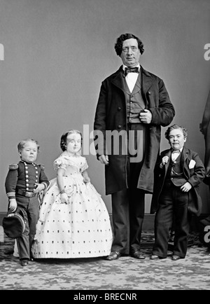 Berühmte Stars der P T Barnum 19. Jahrhundert Shows - Commodore Nutt, Lavinia Warren, nicht identifizierte "Riese" + General Tom Thumb. Stockfoto