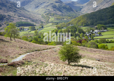 Blick hinunter auf Rosthwaite Dorf in Borrowdale aus dem Weg zu Watendlath, in der Nähe von Keswick, Cumbria Stockfoto