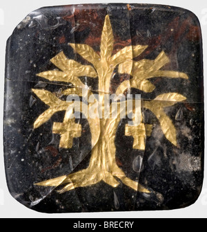 Ein byzantinisches Medaillon aus églomisé, 8.-10. Jhd.-Quadrat, doppelschichtige Glasscheibe. Eine transparente Glasschicht, die auf einem Sockel aus geschwärztem, opakem Glas mit einem Baum des Lebens verschmolzen ist, fein reliefiert auf Goldblech, zwischen ihnen versiegelt. Zwei Kreuze und zwei sitzende Vögel in den Zweigen des Baumes. Gereinigte Grabungsentdeckung. Risse aufgrund des Alters. Schaden an der oberen linken Ecke. Abmessungen 48 x 46 mm. Historisch, historisch, althergekommen, uralt, alt, alt, Objekt, Objekte, Stills, Clipping, Ausschnitt, Ausschnitt, Ausschnitte, bildende Kunst, Kunst, Kunstobjekt, Kunst, Kunst, Stockfoto