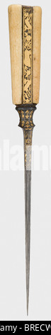Eine goldeingelegte persische Karde, etwa 1800 EINE robuste Wootz-Damaszener Klinge mit Haarrippen, die auf dem Rücken geschnitten sind. Löwen und Antilope inmitten von Blumenschmuck, beidseitig in Gold am Blattgrund, an der Ferrule und am Griffrahmen eingefasst. Unversehrte Walross-Elfenbeingriffskalen Länge 32,7 cm. Historisch, historisch, 19. Jahrhundert, Perserreich, Objekt, Objekte, Stills, Clipping, Clippings, Cut-out, Cut-out, Cut-outs, Thrusting, Thrustings, Handwaffe, Handwaffen, Nahkampfwaffe, Nahkampfwaffen, Handheld, Klinge, Klingen, Waffe, Waffen, Waffen, Waffen, Waffen, Waffen, Waffen, Waffen, Waffen, Waffen Stockfoto