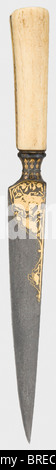 Eine goldeingelegte persische Karde, etwa 1800 EINE robuste Wootz-Damaszener Klinge mit Haarrippen, die auf dem Rücken geschnitten sind. Löwen und Antilope inmitten von Blumenschmuck, beidseitig in Gold am Blattgrund, an der Ferrule und am Griffrahmen eingefasst. Unversehrte Walross-Elfenbeingriffskalen Länge 32,7 cm. Historisch, historisch, 19. Jahrhundert, Perserreich, Objekt, Objekte, Stills, Clipping, Clippings, Cut-out, Cut-out, Cut-outs, Thrusting, Thrustings, Handwaffe, Handwaffen, Nahkampfwaffe, Nahkampfwaffen, Handheld, Klinge, Klingen, Waffe, Waffen, Waffen, Waffen, Waffen, Waffen, Waffen, Waffen, Waffen, Waffen Stockfoto