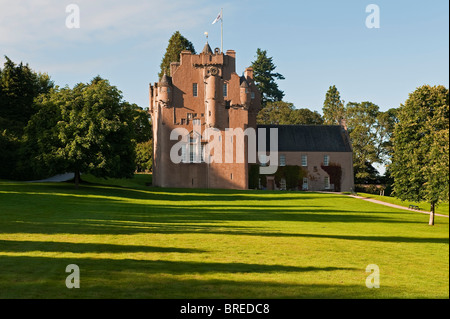 Das Crathes Castle aus dem 16. Jahrhundert, Banchory, Schottland, Großbritannien, ist berühmt für seine Gärten, die im Abendlicht gesehen werden Stockfoto