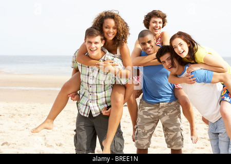 Gruppe von Freunden zusammen Strand entlang laufen Stockfoto