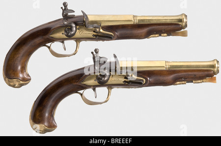 Ein feines Paar flintlockige Pistolen mit Messingfässern, Cassaignard, Nantes, ca. 1800. Zweistufige Messingfässer, achteckige Breechpartie, nach einem Formgürtel in Runde gewechselt, mit Kanonenschaufeln und glatter Bohrung im Kaliber 16 mm. Glatte Winzeln mit Messingpfannen und mit "CASSAIGNARD A NANTES" signierten Schlossplatten. Glatte Walnussbestände mit Messingmöbeln und als Vogelkopf geformten Pommelkappen. Mit Hornspitze versehene Walmstangen mit eisernen Gewindebuchsen. Länge je 31,5 cm. Cassaignard, Nantes, ca. - 174. Historische, historische, 19. Jahrhundert, zivile Handfeuerwaffe, Stockfoto