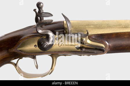Ein feines Paar flintlockige Pistolen mit Messingfässern, Cassaignard, Nantes, ca. 1800. Zweistufige Messingfässer, achteckige Breechpartie, nach einem Formgürtel in Runde gewechselt, mit Kanonenschaufeln und glatter Bohrung im Kaliber 16 mm. Glatte Winzeln mit Messingpfannen und mit "CASSAIGNARD A NANTES" signierten Schlossplatten. Glatte Walnussbestände mit Messingmöbeln und als Vogelkopf geformten Pommelkappen. Mit Hornspitze versehene Walmstangen mit eisernen Gewindebuchsen. Länge je 31,5 cm. Cassaignard, Nantes, ca. - 174. Historische, historische, 19. Jahrhundert, zivile Handfeuerwaffe, Stockfoto