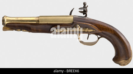 Ein feines Paar flintlockige Pistolen mit Messingfässern, Cassaignard, Nantes, ca. 1800. Zweistufige Messingfässer, achteckige Breechpartie, nach einem Formgürtel in Runde gewechselt, mit Kanonenschaufeln und glatter Bohrung im Kaliber 16 mm. Glatte Winzeln mit Messingpfannen und mit "CASSAIGNARD A NANTES" signierten Schlossplatten. Glatte Walnussbestände mit Messingmöbeln und als Vogelkopf geformten Pommelkappen. Mit Hornspitze versehene Walmstangen mit eisernen Gewindebuchsen. Länge je 31,5 cm. Cassaignard, Nantes, ca. - 174. Historische, historische, 19. Jahrhundert, zivile Handfeuerwaffe, Stockfoto