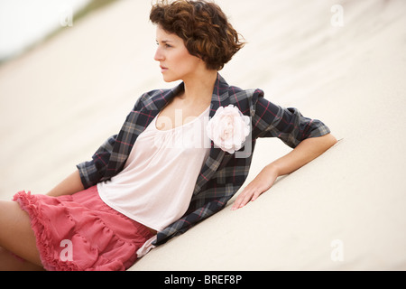 Attraktive junge Frau unter Sanddünen stehen modisch gekleidet Stockfoto