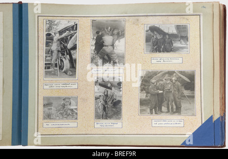 34. Guards Tikhvinsky Order of the Red Banner Bomber Air Regiment, ein Erinnerungsalbum 1938 - 43 Großes Album im Querformat mit Kunstlederbezug. 70 Seiten, weitgehend in Aquarellen und mit vielen Fotos bemalt. Von Stalin gezeichnet, Soldaten, Wer die Medaille Held der Sowjetunion erhielt, Karten mit Kampfplätzen, Regimentsgeschichte, Kommandeure, Offiziere, Geschwaderfaktenblätter, Gruppenfotos, Anzahl der Missionen und Bombertypen, brennende deutsche Flugzeuge und Züge, Anzahl der Bomben, Fotos von sowjetischen Bombern, Luftfotos, eine Hitler-Karikatur usw. Sehr detailliert, Stockfoto