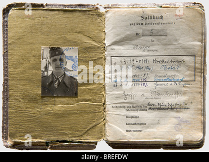 General der Panzer-Truppen Hasso von Manteuffel (1897 - 1978), Soldbuch (Lohnbuch) Gab am 20. September 1939 als Major in der Cavalry School 8, Ausweisfoto mit Ritterkreuz, viele Einträge heraus: Aktionen bis hin zu General of Panzer-Truppen, Knight's Cross, Oak Leaves, Oak Leaves with Swords, Oak Leaves with Swords and Diamonds, Tank Battle Badge in Bronze und Silber. Offensichtliche Gebrauchsspuren, die Abdeckung ist abgenutzt. Für Uniformen und andere Gegenstände aus Manteuffels Anwesen siehe Hermann Historica People, 1930er, 1930er, 1930er, 20. Jahrhundert, gepanzertes Corps, gepanzertes Corps, Panzertruppe, Panzerkräfte, Stockfoto