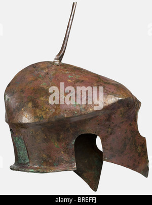 Ein Chalcidianer Helm, 5. - 4. Jahrhundert v. Chr. Bronze-Helm mit deutlich versetzter, länglicher Kalotte, steilem Kronenrücken und einem ausgeprägten Stirnfeld unter der gegabelten Bordwand mit großem Gesichtsausschnitt. An die Krone gelötet ein hohes, gewalztes Blech aus Bronze, Scheitelhalter. Auf der Stirn und dem Nackenschutz eine Augenschraube mit einem Ring zur Befestigung des Helmkopfs. Spitzen Wangenstücken. Ein Loch zur Befestigung der Kinnriemen vor jedem der großen Ohrausschnitte. Kurzhalsschutz. Verdickte Felge rund um den Helm. Höhe 25 cm (ohne Oberteil). Gewicht 846 g. Redd, Stockfoto