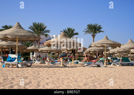 Touristen, die zum Sonnenbaden in Sharm el Sheikh, Ägypten Stockfoto