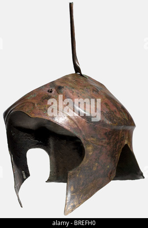 Ein Chalcidianer Helm, 5. - 4. Jahrhundert v. Chr. Bronze-Helm mit deutlich versetzter, länglicher Kalotte, steilem Kronenrücken und einem ausgeprägten Stirnfeld unter der gegabelten Bordwand mit großem Gesichtsausschnitt. An die Krone gelötet ein hohes, gewalztes Blech aus Bronze, Scheitelhalter. Auf der Stirn und dem Nackenschutz eine Augenschraube mit einem Ring zur Befestigung des Helmkopfs. Spitzen Wangenstücken. Ein Loch zur Befestigung der Kinnriemen vor jedem der großen Ohrausschnitte. Kurzhalsschutz. Verdickte Felge rund um den Helm. Höhe 25 cm (ohne Oberteil). Gewicht 846 g. Redd, Stockfoto