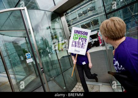 Suffolk County Council sind zu drastischen Mitarbeiter quer durch alle Bereiche. Vertreter der unisono-Union aufgedreht, lobby Stockfoto