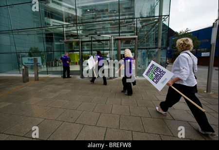 Suffolk County Council sind zu drastischen Mitarbeiter quer durch alle Bereiche. Vertreter der unisono-Union aufgedreht, lobby Stockfoto