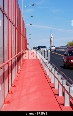 mildernden Lärmschutzwand oder Soundwall auf Fahrbahn Stockfoto