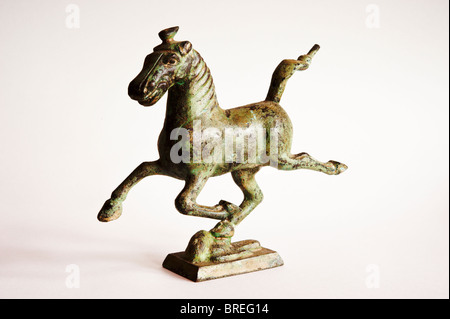 Nachbau des Bronze galoppierenden Pferd treten auf eine fliegende schlucken, Han-Dynastie Bronze, die im Leitai Grab ausgegraben wurde. Stockfoto