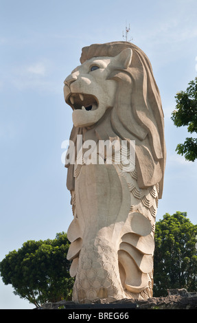 Das 37 Meter hohe Statue der Merlion auf Sentosa Island, Singapur Stockfoto