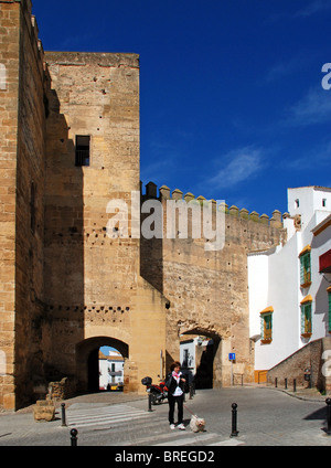 Burg (Alcázar) und Puerta de Sevilla, Carmona, Provinz Sevilla, Andalusien, Südspanien, Westeuropa. Stockfoto