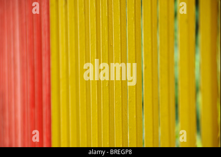 Bunt bemalten Metallzaun Bars Hintergrund. Selektiven Fokus. Stockfoto