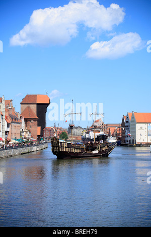 historisches Schiff und Altstadt am Mottlau Fluss, Danzig, Polen, Europa Stockfoto